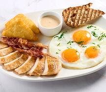 Глазунья с куриным филе на гриле и хашбрауном