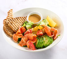 Салат с семгой и персиком