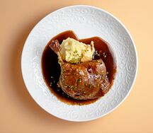 Утиная ножка конфи с пюре из печеного картофеля