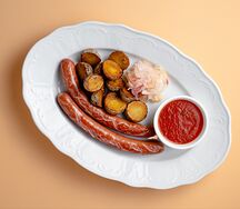 Колбаски с печеным картофелем