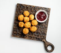 Сырные шарики с малиновым вареньем