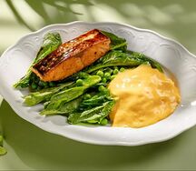 Лосось с зеленым гарниром и соусом голландез