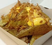 Картофельные дольки с сырным соусом и хрустящим луком