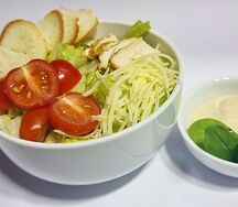 Салат Цезарь с курицей