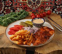 Донер на тарелке с курицей и картофелем фри