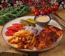 Картофель фри, Напиток, Донер на тарелке с курицей