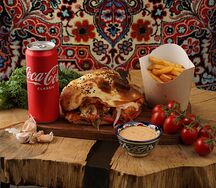 Донер с курицей и сыром в турецкой пите, напитком и картофелем фри