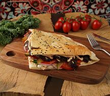 Берлин-донер с говядиной и сыром в турецкой пите