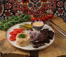 Донер на тарелке с говядиной и рисом