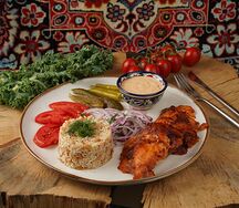 Донер на тарелке с курицей и рисом