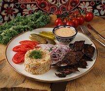 Напиток, Донер на тарелке с говядиной и рисом