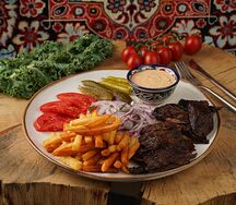 Донер на тарелке с говядиной и картофелем фри