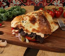 Донер с говядиной в турецкой пите с сыром