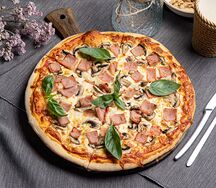 Пицца с ветчиной и грибами