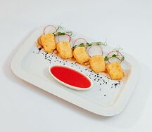 Камамбер с брусничным соусом