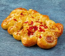 Пикник (тесто с сосиской)