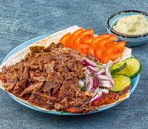 Шаурма на тарелке с говядиной