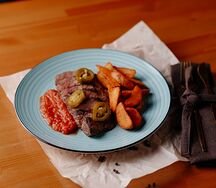 Фланк-стейк с картофелем и халапеньо