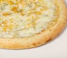 Четыре сыра на пышном тесте