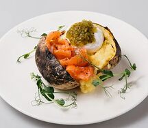 Клубер с семгой и яйцом пашот