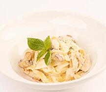 Феттуччине с курицей, беконом и грибами