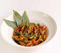 Удон с курицей и овощами