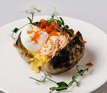 Клубер с креветками, снежным крабом и сальсой из томатов