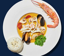 Суп Том Ям с креветкой, морепродуктами  и рисом