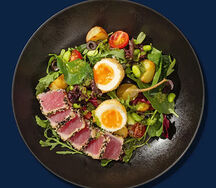 Нисуаз с тунцом и яйцом пашот