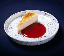 Чизкейк с клубничным соусом