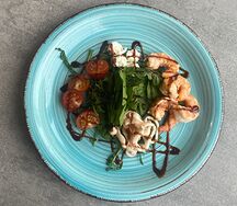 Салат с креветками, кальмаром и моцареллой