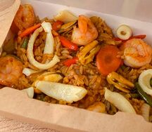 Жареный рис с морепродуктами в соусе терияки