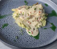 Треска под сливочно-икорным соусом