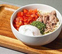 Булгур с тунцом, томатами и соусом песто