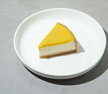 Чизкейк с соусом манго