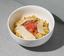 Тальятелле с тунцом, оливками и овощами