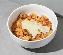Фарфалле с куриными ломтиками и грибами