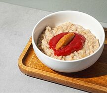 Фундучная овсяная каша с малиновым соусом и арахисовой пастой