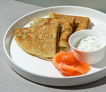 Блины со шпинатом, лососем и соусом