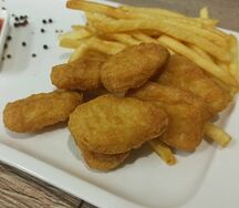 Картофель фри с наггетсами