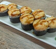 Мини-ролл с крабом запеченный