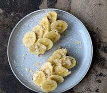 Вафля с ореховой пастой и бананом