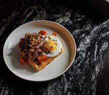 Картофельная вафля с грибами, беконом и глазуньей