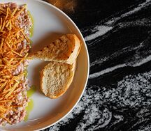 Тартар из говядины с картофелем пай и трюфельным майо