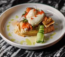 Картофельная вафля с лососем и яйцом пашот