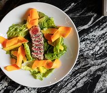 Салат с тунцом, апельсином и кудрями моркови