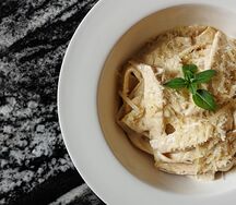 Паста с цыпленком и муссом из белых грибов