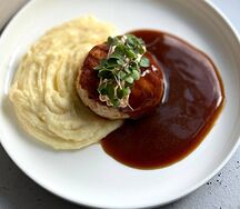 Сочная котлета из индейки с пюре и соусом спайси
