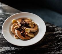 Банановые панкейки с шоколадом и пеканом