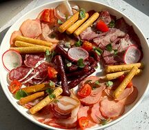 Ассорти мясных деликатесов